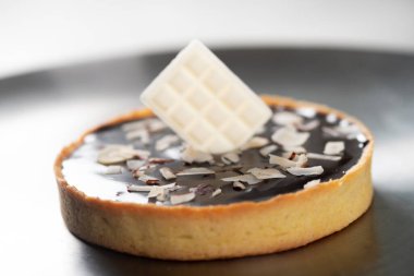 Pastayı süsleyen şefin yakın çekim görüntüsü.