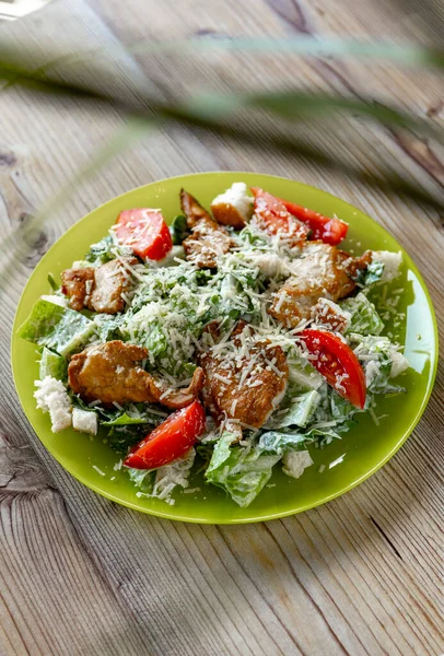 Vue Rapprochée Délicieuse Salade César Fraîche Sur Une Table Bois — Photo