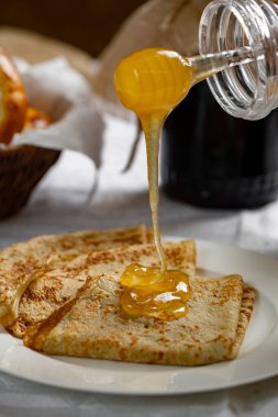 Tatlım, ev yapımı kreplere damlayan yakın çekim.