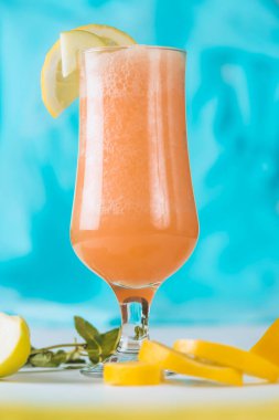 Taze meyvenin doğal suyu. Lezzetli ve sağlıklı bir içecek.