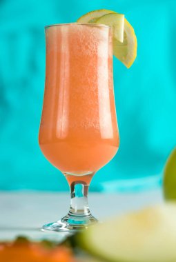 Taze meyvenin doğal suyu. Lezzetli ve sağlıklı bir içecek.