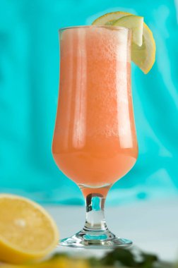 Taze meyvenin doğal suyu. Lezzetli ve sağlıklı bir içecek.