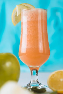 Taze meyvenin doğal suyu. Lezzetli ve sağlıklı bir içecek.