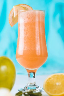 Taze meyvenin doğal suyu. Lezzetli ve sağlıklı bir içecek.