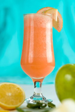 Taze meyvenin doğal suyu. Lezzetli ve sağlıklı bir içecek.