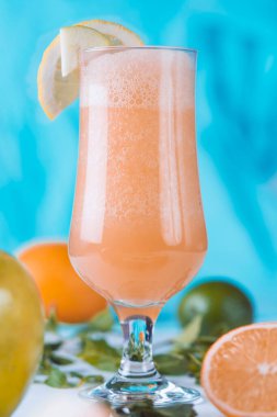 Taze meyvenin doğal suyu. Lezzetli ve sağlıklı bir içecek.