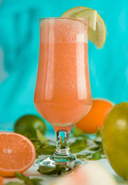 Taze meyvenin doğal suyu. Lezzetli ve sağlıklı bir içecek.