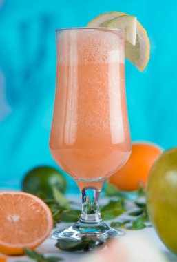 Taze meyvenin doğal suyu. Lezzetli ve sağlıklı bir içecek.