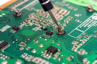 Beyaz arkaplanda işlemci olan insan eli aracı