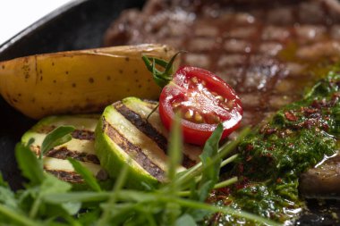 Patates ve sebzeli biftek yakın plan.