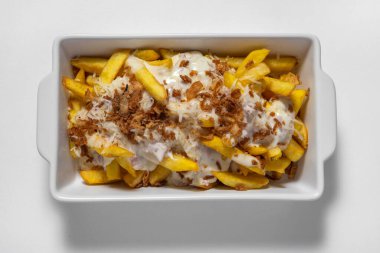 Beyaz kasede et soslu patatesler.