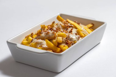 Beyaz kasede et soslu patatesler.