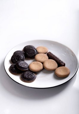 Tabaktaki lezzetli kurabiyelerin yakın çekimi.