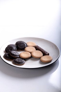 Tabaktaki lezzetli kurabiyelerin yakın çekimi.