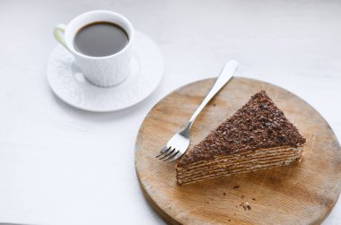 Ev yapımı pastayı ahşap masaya yakın.