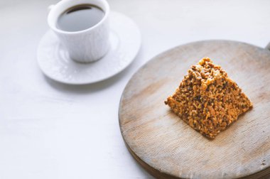 Ev yapımı kek ve bir fincan kahve.