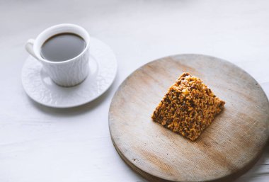 Ev yapımı kek ve bir fincan kahve.