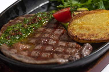 Patates ve sebzeli biftek yakın plan.