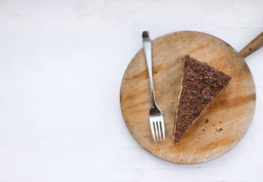 Ev yapımı pastayı ahşap masaya yakın.