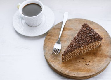 Ev yapımı pastayı ahşap masaya yakın.