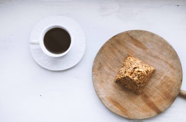 Ev yapımı kek ve bir fincan kahve.