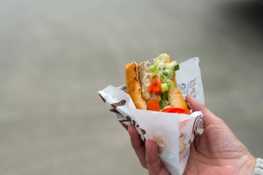 Sosisli sandviçi elinle kapat.