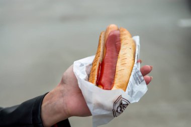 Sosisli sandviçi elinle kapat.