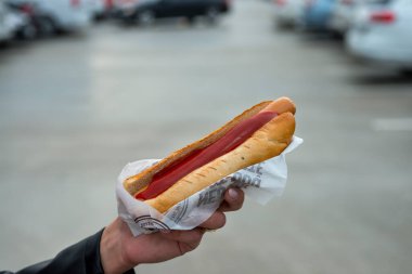 Sosisli sandviçi elinle kapat.