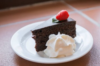 Dondurmalı çikolatalı pastanın yakın çekimi.