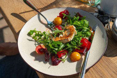 Ev yapımı sebzeli, yeşillikli ve keçi peynirli salata.