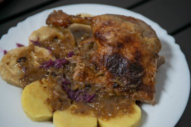 Tabakta ördek eti ve börek. Çek mutfağı .