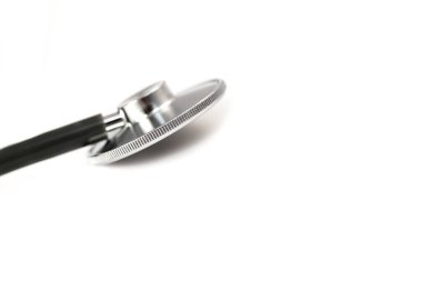 Stetoskop darbe beyaz arka plan üzerinde kontrol etmek için