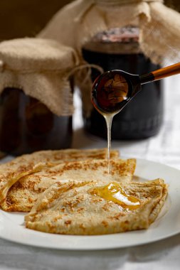 Tatlım, ev yapımı kreplere damlayan yakın çekim.