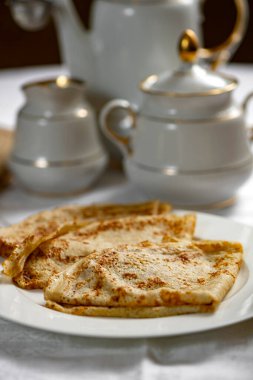 Ev yapımı krepleri kapatın.