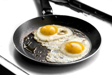 Siyah tavada yakın plan yumurta.