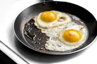 Siyah tavada yakın plan yumurta.