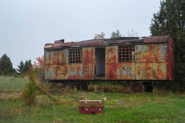Eski paslı karavan, karavan ya da araba. İşçiler için geçici konut.