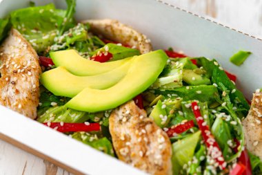 Paketinde avokado olan tavuk salatası. Sağlıklı öğle yemeği