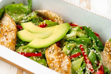 Paketinde avokado olan tavuk salatası. Sağlıklı öğle yemeği