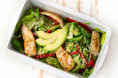 Avokadolu sağlıklı tavuk salatası, paket servis ya da yemek servisi için..