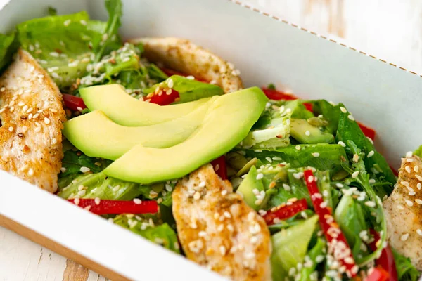 Paketinde avokado olan tavuk salatası. Sağlıklı öğle yemeği