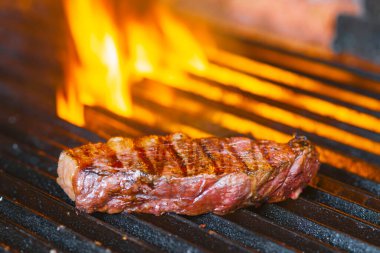 Izgarada ateşte leziz biftekler.