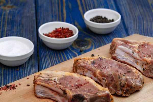 Rohes Schweinefleisch Kotelett Auf Hölzernem Hintergrund — Stockfoto