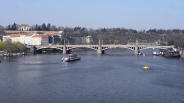 Prag 'da güzel bir nehir manzarası.