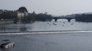 Prag 'da güzel bir nehir manzarası.