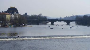 Prag 'da güzel bir nehir manzarası.