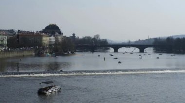 Prag 'da güzel bir nehir manzarası.