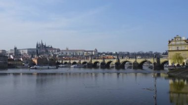 Prag 'da güzel bir nehir manzarası.
