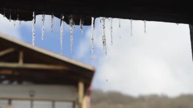 Baharın ilk günü, sarkıtlar erimeye başladı bile. 