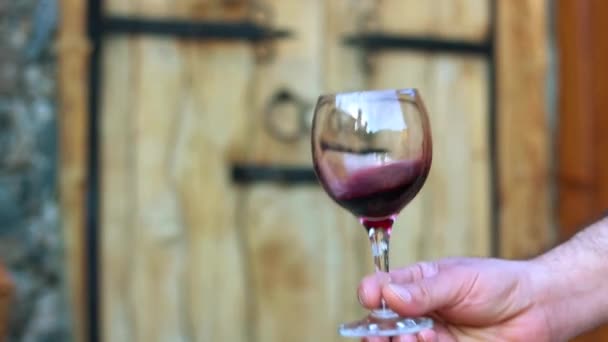 Άνθρωπος Κουνάει Ένα Ποτήρι Κόκκινο Κρασί — Αρχείο Βίντεο